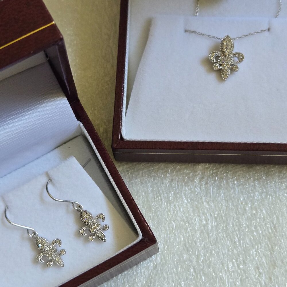 DELICATE FLEUR-DE-LIS NECKLACE & EARRINGS SET